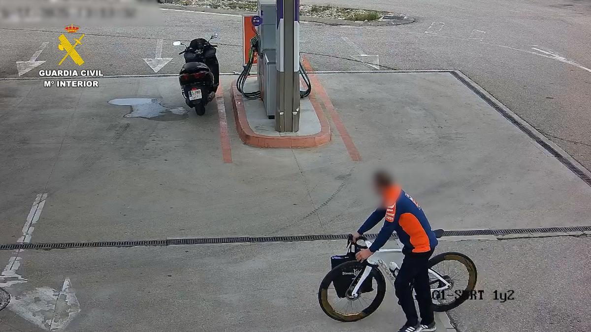 El presunto ladrón, captado por las cámaras de una gasolinera