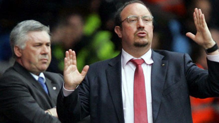 Benítez y, detrás de él, Ancelotti, cuando dirigían a Liverpool y Chelsea.