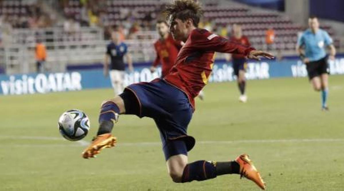 El español Juan Miranda en acción durante el partido de la fase de grupos del Campeonato Sub-21 de la UEFA entre España y Croacia en Bucarest, Rumanía, 24 de junio de 2023.