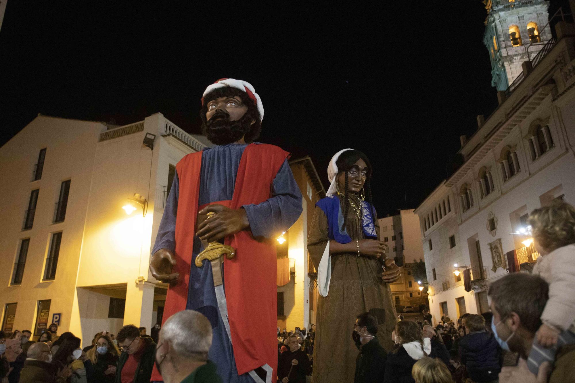 Ontinyent se vuelca en la "retreta" y el desfile de "Gegants i Cabets" por las fiestas de la Purísima