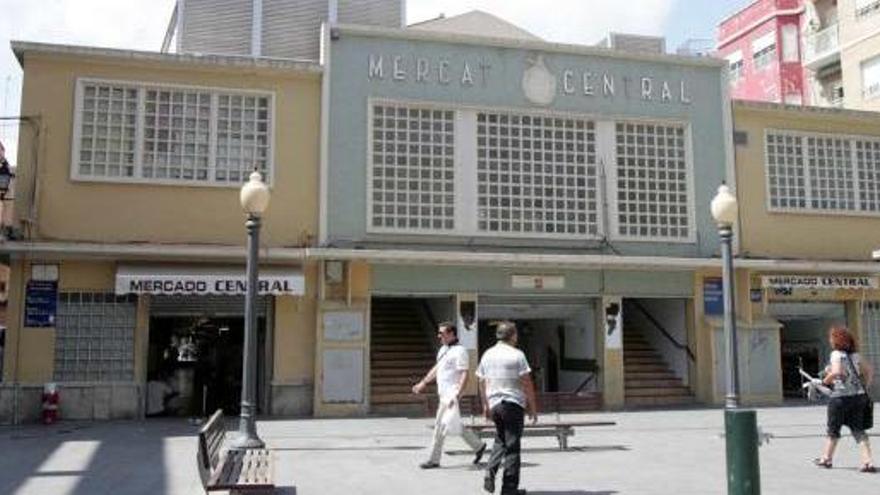 El Mercado Central de Elche se debate entre la necesidad de su renovación y la elección del modelo de nuevo edificio a construir.