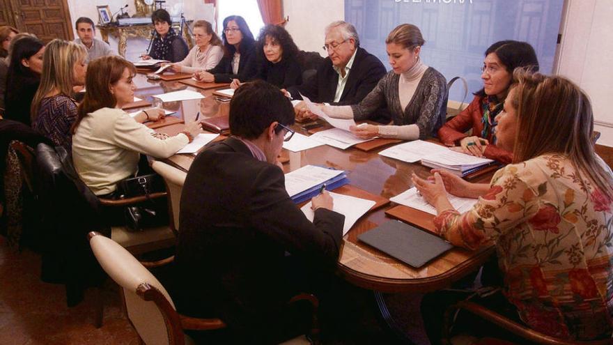 Un instante de la reunión del consejo de la mujer celebrado ayer en el Ayuntamiento.