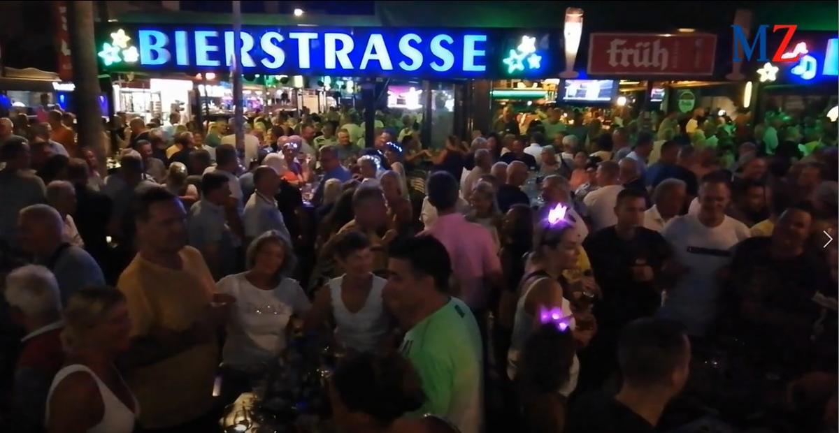 Karneval im Spätsommer: Kölsche Woche in der Bierstraße an der Playa de Palma im Jahr 2022.