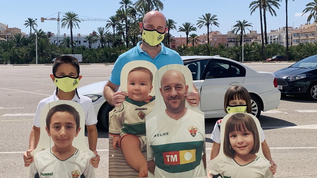 Aficionados del Elche con las siluetas personalizados que se han empezado a entregar hoy