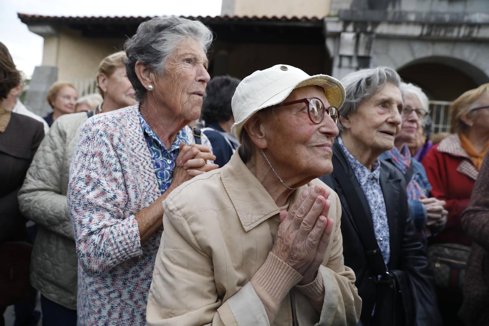 EN IMÁGENES: Así fue el exorcismo del nuevo párroco de Llaranes, Miguel Alderete