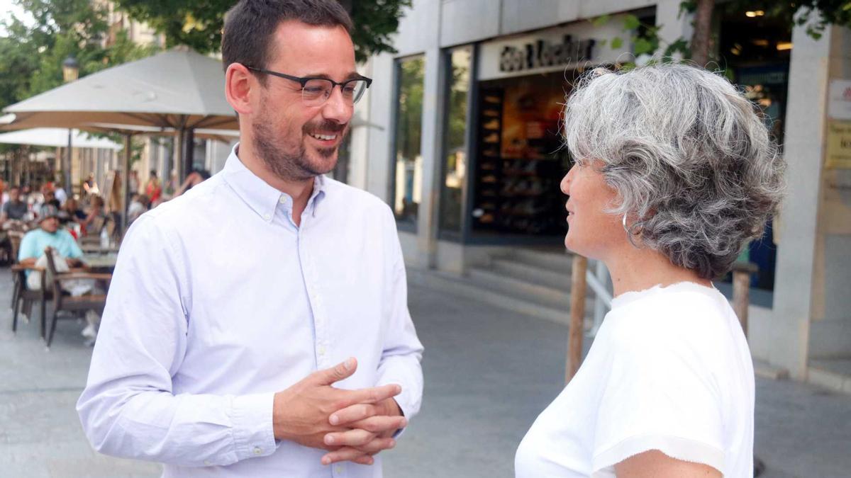 El cap de llista de Guanyem Girona, Lluc Salellas, parlant amb la número dos de la candidatura, Cristina Andreu.
