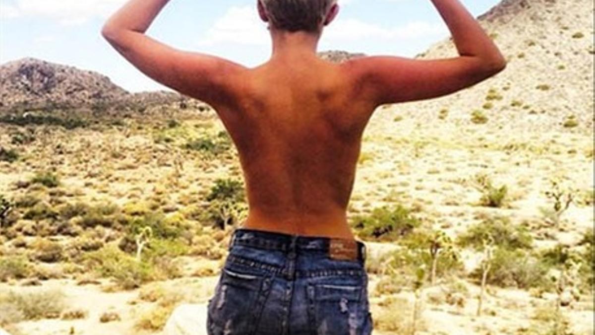 Miley Cyrus hace toples en pleno desierto