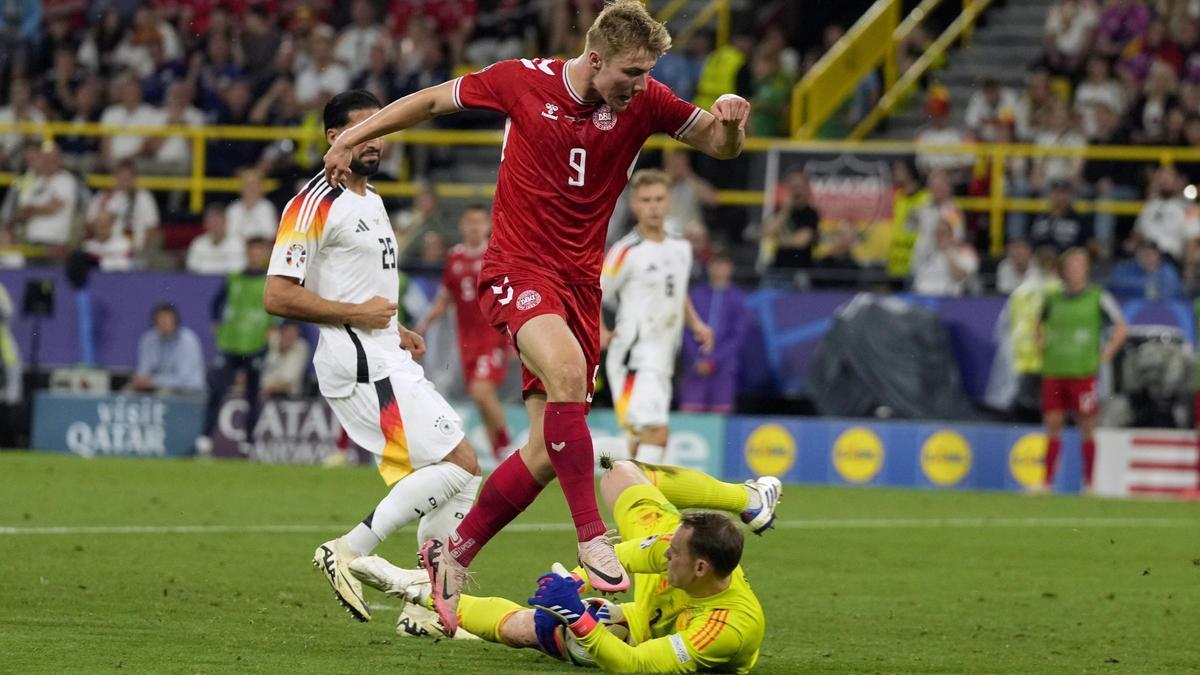 Neuer se lanza a los pies de Hojlund para impedir el remate del delantero danés.