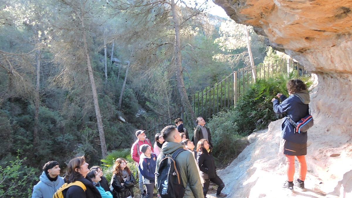 Jóvenes de la Expedició Cavanilles en una cueva en Bicorp.