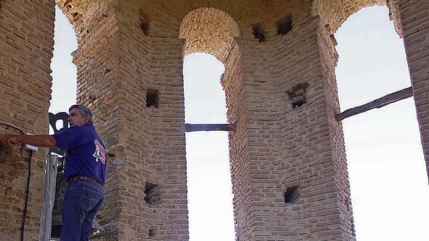 Miembros de la Asocaición de Campaneros de Zamora tocan en la torre de la iglesia de Villarrín.