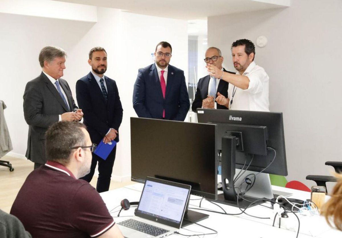 Un momento de la visita a la empresa tecnológica. | FOTO CEDIDA A LNE