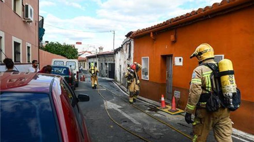 Incendio a las puertas de una vivienda, con líquido inflamable