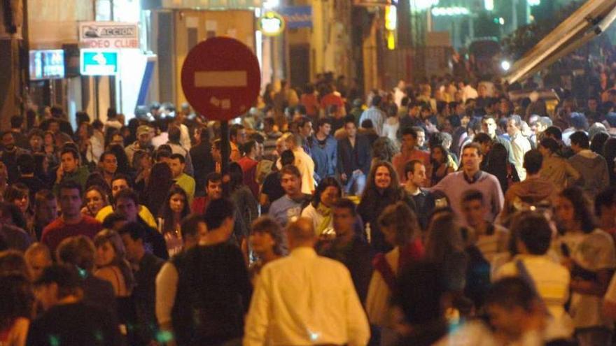 Jóvenes en una noche de marcha en el Orzán, en 2007.