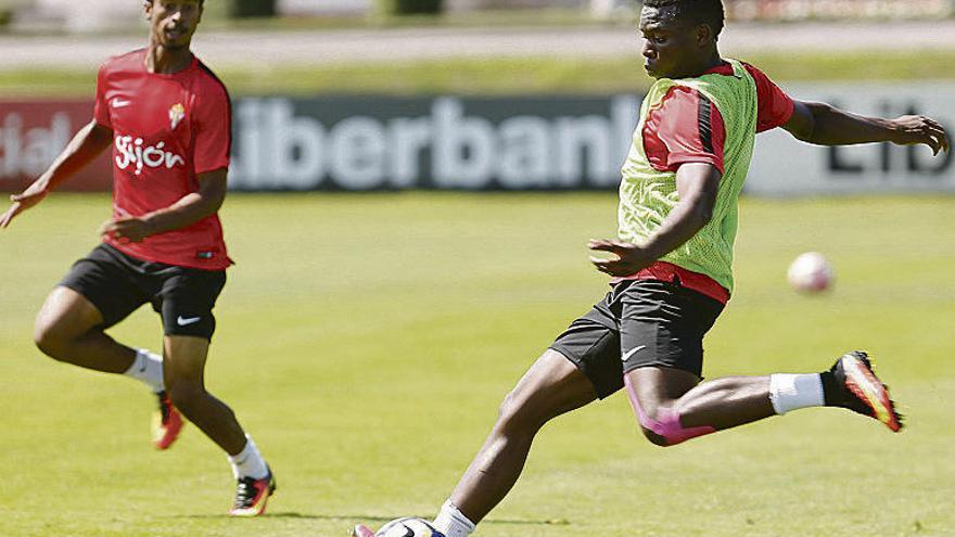 Dani Ndi lanza a puerta ante la presión de Afif durante el entrenamiento de ayer.