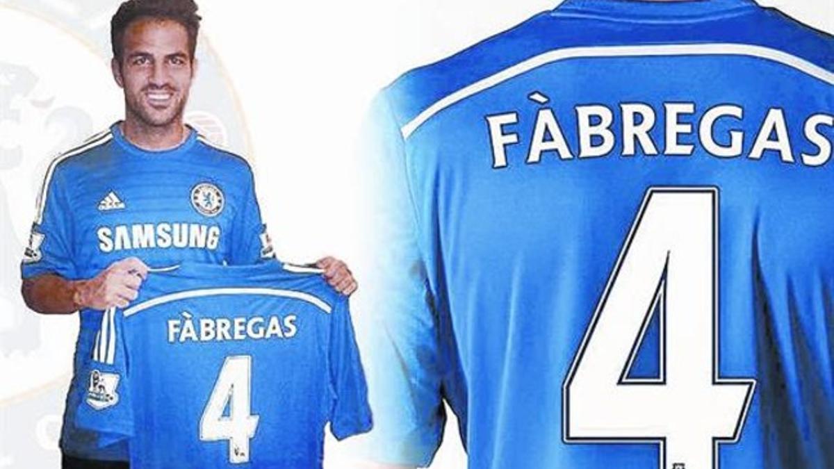 Cesc Fàbregas exhibe ayer a través de Facebook la camiseta del Chelsea, en la que seguirá luciendo el número 4.