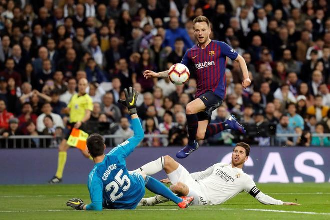 Ivan Rakitic marca el 0-1 durante el Clásico Real Madrid - FC Barcelona de La Liga disputado en el Santiago Bernabéu
