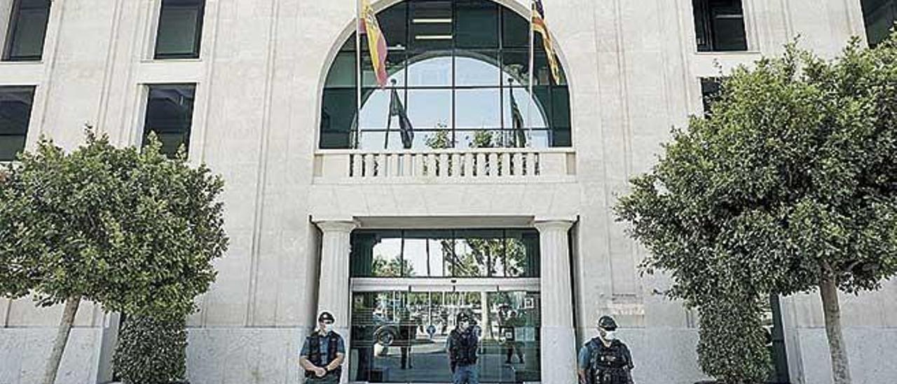 Agentes de la Guardia Civil custodian el edificio de la APB.