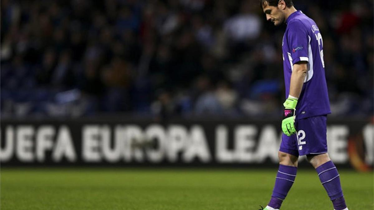 Casillas, abatido, tras el autogol encajado