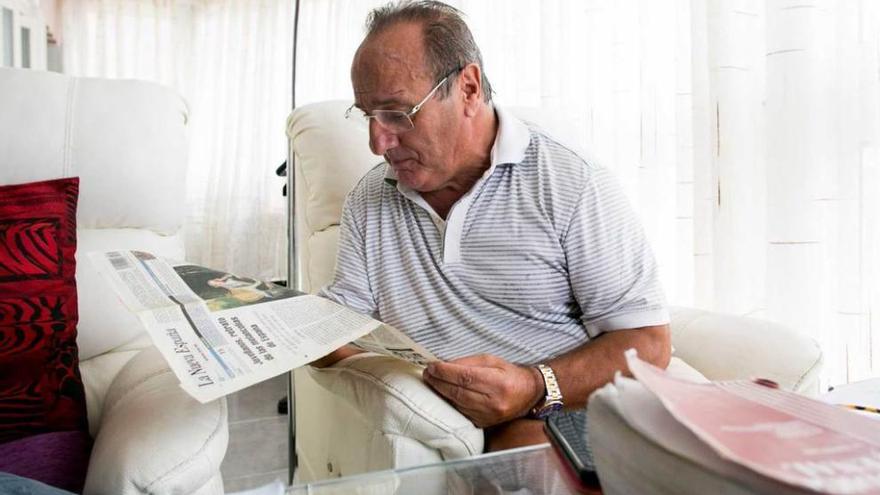 Agustín de Luis, leyendo un artículo sobre Jovellanos publicado por LA NUEVA ESPAÑA, ayer, en su casa.