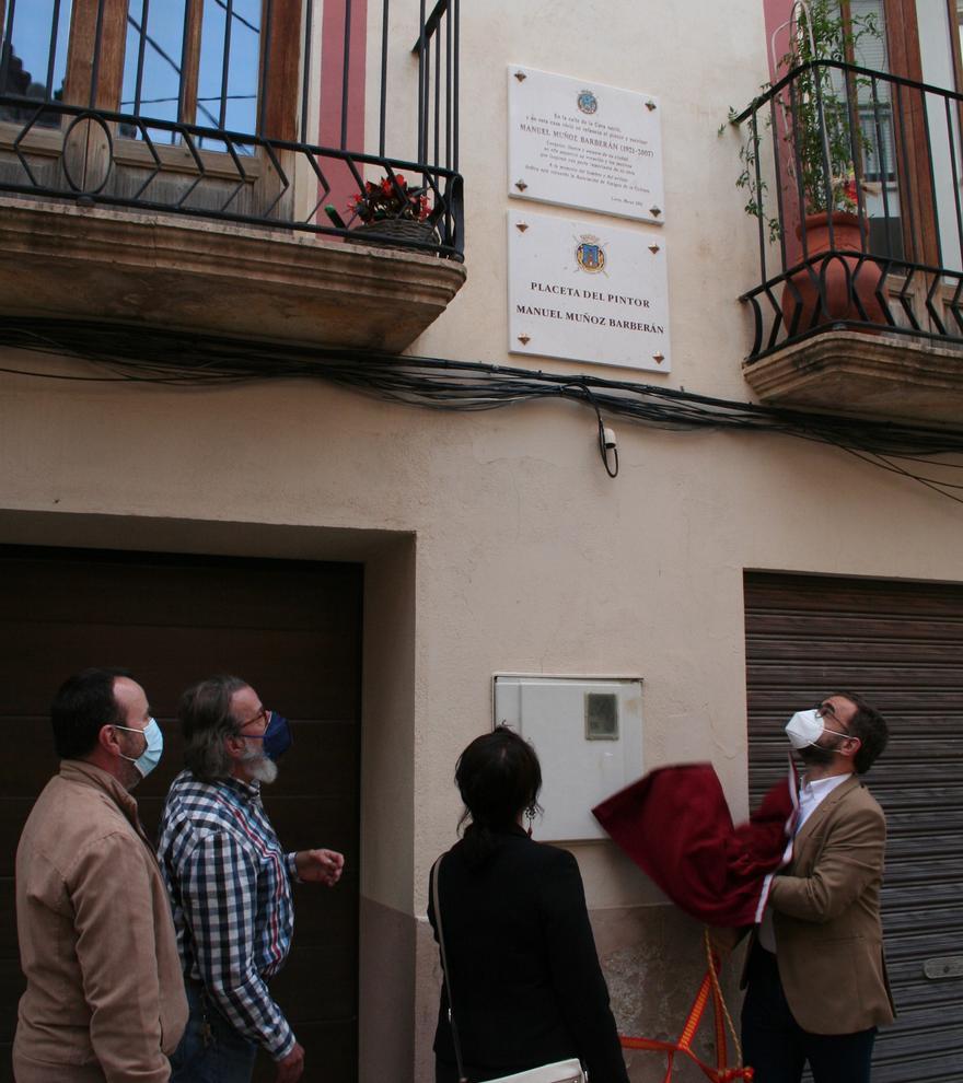 Los hijos de Muñoz Barberán y el alcalde descubren la placa de la plaza del pintor