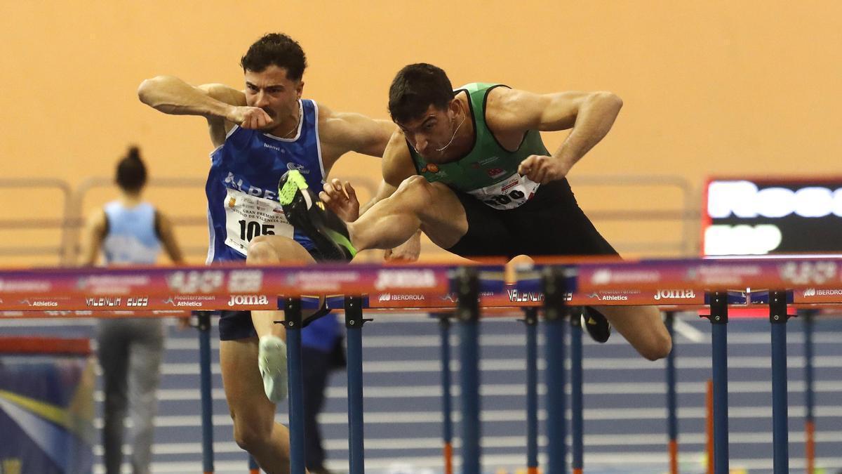 Quique Llopis en la prueba de 60 m vallas