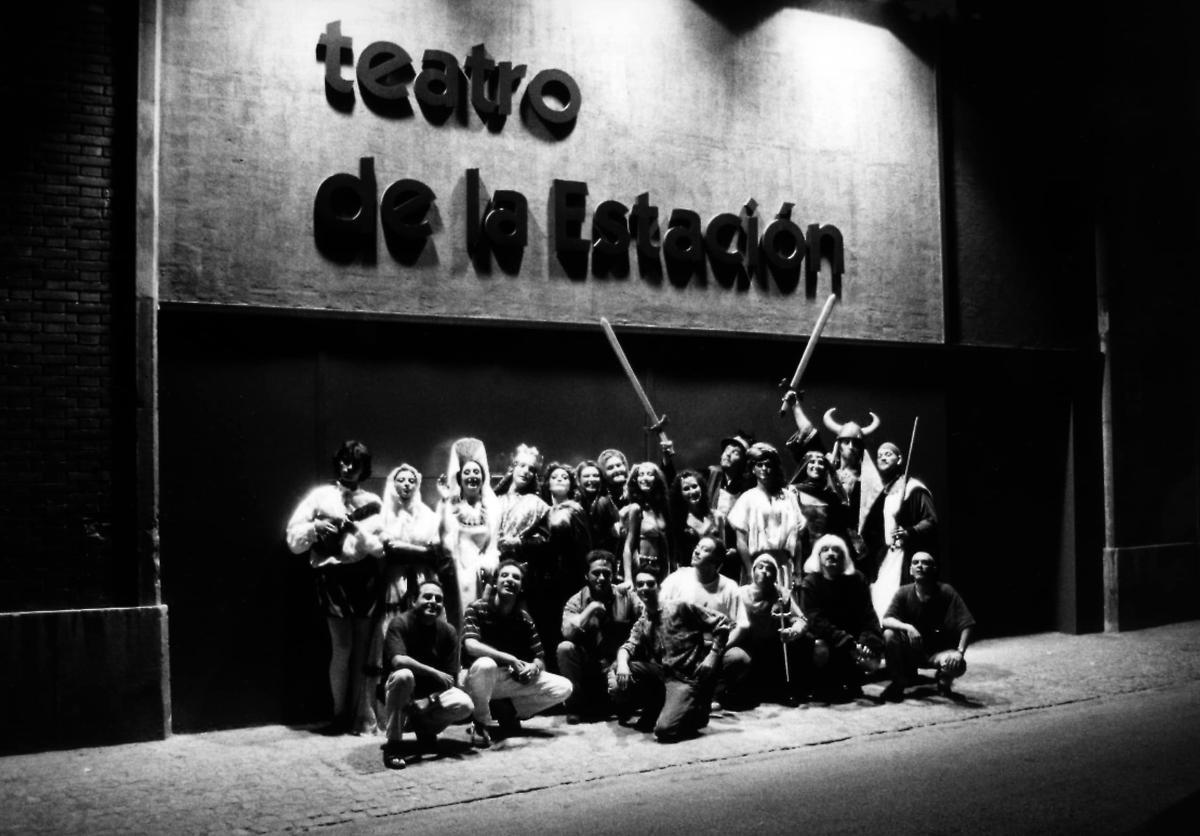 Actores frente a la fachada del Teatro de la Estación en 1996.
