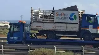 Una grúa remolca una camioneta con su conductor dentro por la GC-1