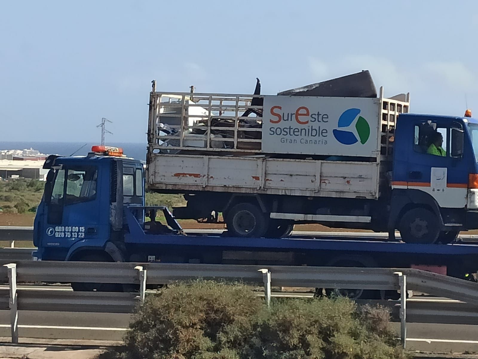 Una grúa remolca una camioneta con su conductor dentro por la GC-1