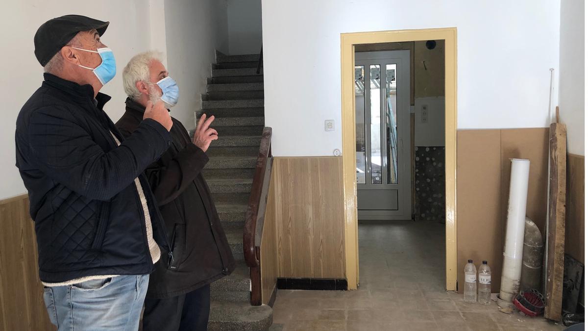 Un tècnic d&#039;habitatge i el propietari d&#039;una casa que s&#039;esta reformant al centre de Figueres