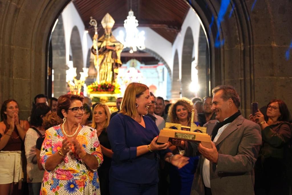 Astrid Pérez entrega una réplica del Puente de las Bolas a Miguel Ángel Corujo tras la lectura del pregón.