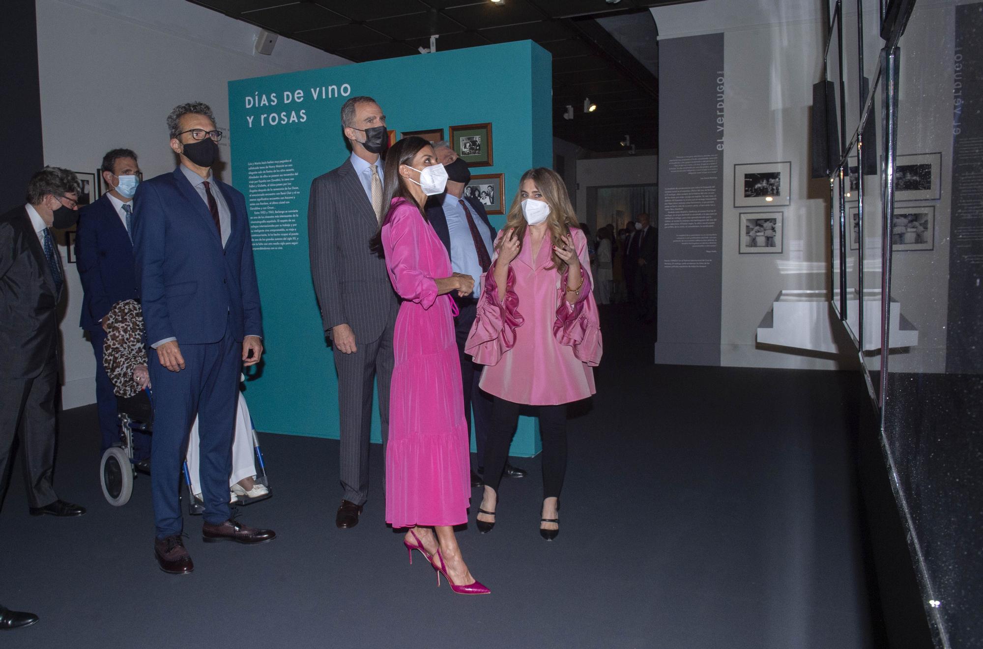 Los Reyes inauguran la exposición de Berlanga en Madrid