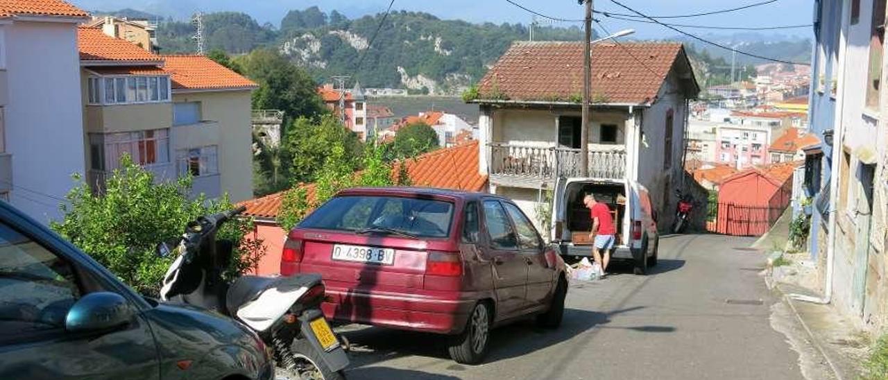 Coches aparcados en la zona vieja del barrio de la Cuesta.