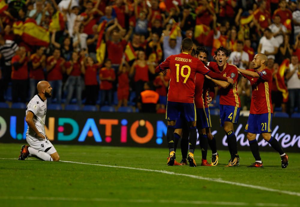 Los jugadores de La Roja celebran un gol