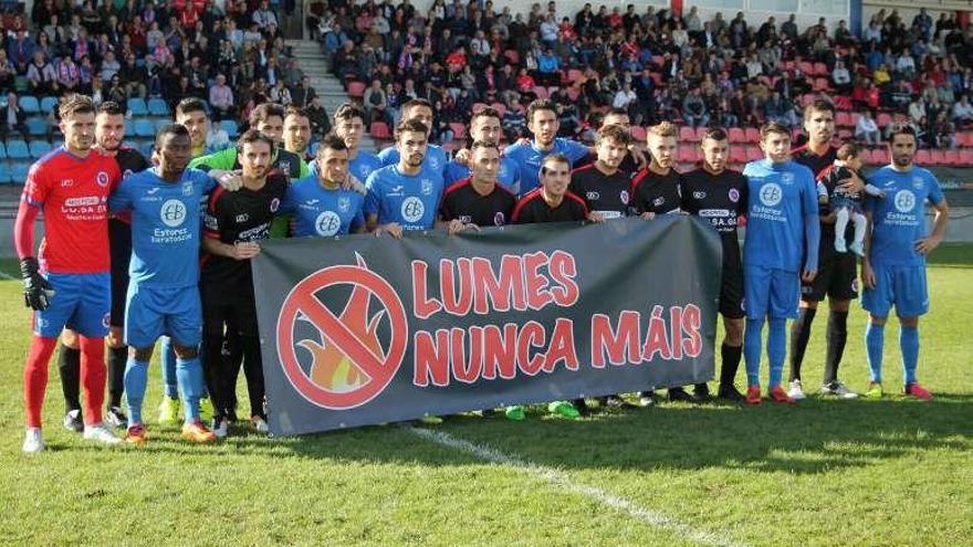 Los equipos posan con una pancarta contra los incendios. // Yedra Seara