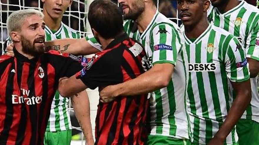 Barragán sujeta a Higuiain ante la atenta mirada de Sidnei.