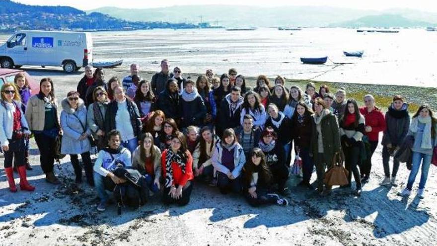 Alumnos del IES As Barxas y estudiantes europeos junto a los profesores.  // G.Núñez