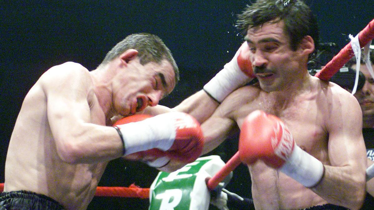 El aragonés José Antonio López Bueno y el ruso Alexander Makhmutov intercambian golpes en 2001, en el último combate celebrado en el Príncipe Felipe de Zaragoza.