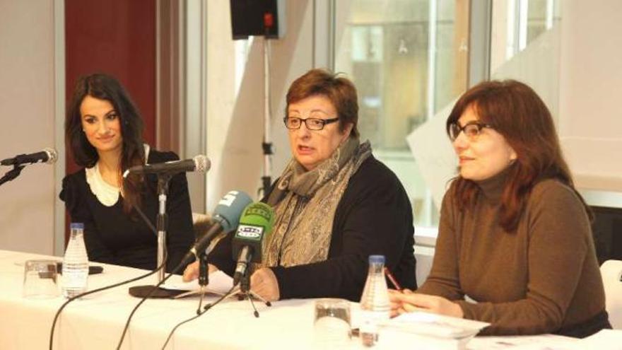 Yolanda Castaño, Ana Fernández y Elena Pernas, ayer en el Ágora. / aleiss cruz