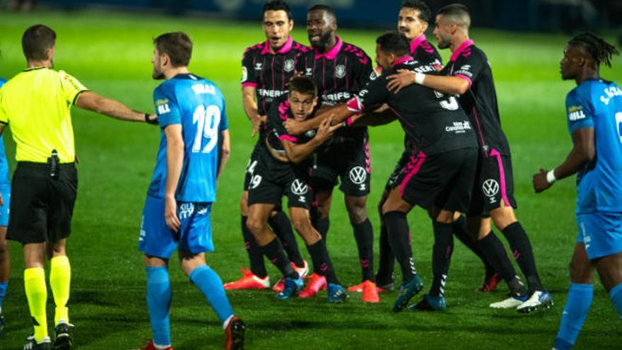 Jorge Padilla, siendo felicitado por Ramón Folch, Shaq Moore, Álex Bermejo, Bruno Wilson y Alberto Jiménez, después de marcar el único gol del CD Tenerife en el partido de ayer ante el Fuenlabrada.