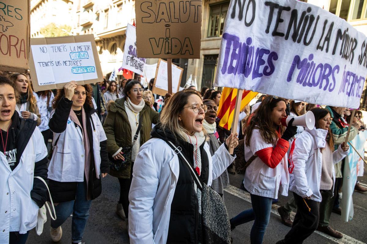 Momento de la manifestación conjunta de trabajadores de la educación y sanidad, este miércoles en Barcelona.