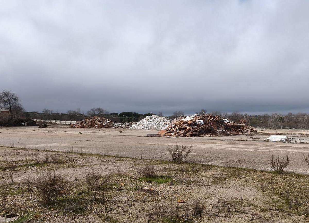Montículos separados con distintos tipos de materiales extraídos de los derribos.