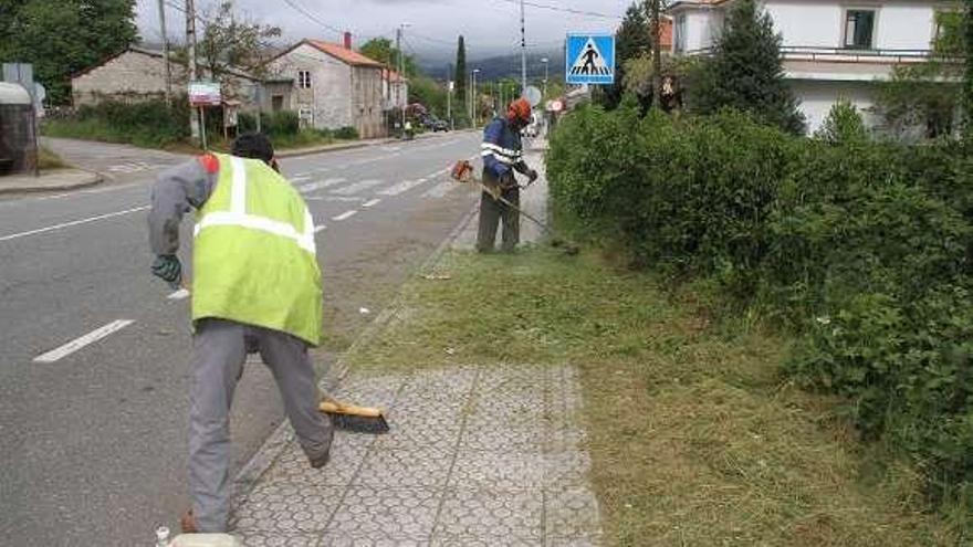 Tareas de desbroce y limpieza en Vilatuxe.