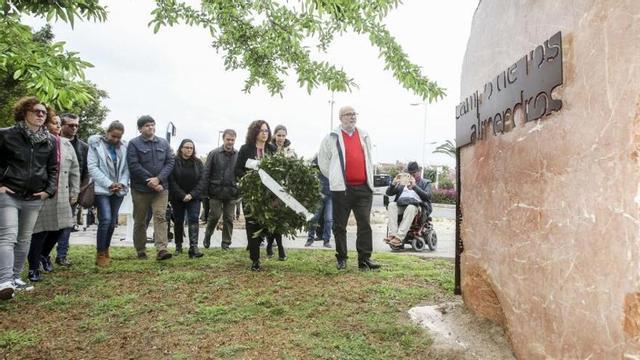 Acto de homenaje por el final de la Guerra Civil realizado por los grupos municipales y la Comisión Cívica en el campo de Los Almendros.