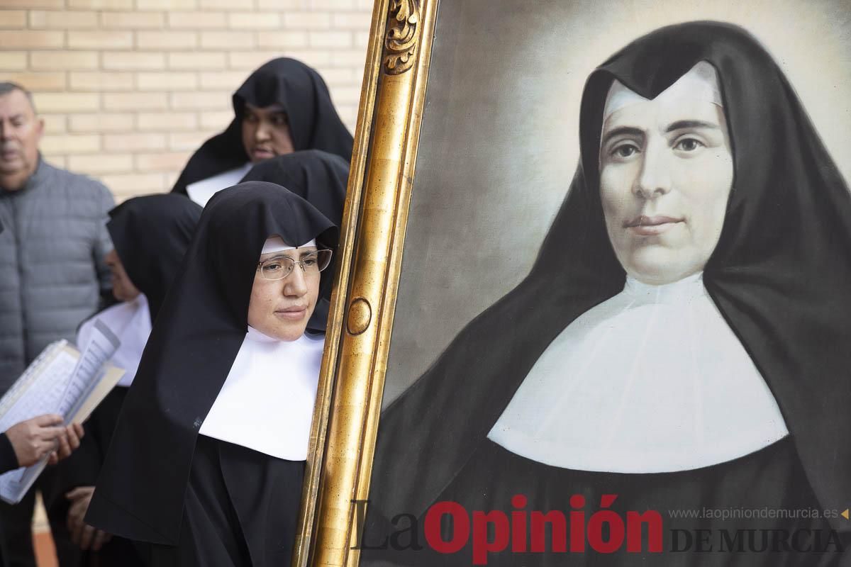 Así ha sido el traslado del cuatro y la reliquia de Santa Teresa de Jornet desde el Asilo hasta la Parroquia de la Concepción en Caravaca