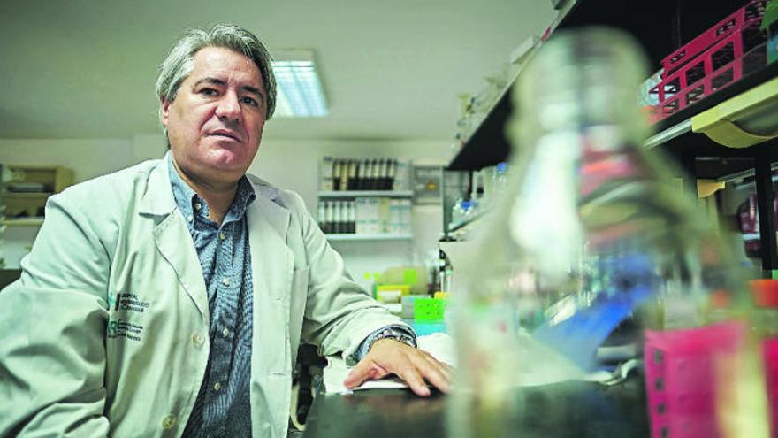 Agustín Valenzuela, del Comité Científico de Canarias por la Alerta de Coronavirus, en su laboratorio de medicina de la Universidad de La Laguna.