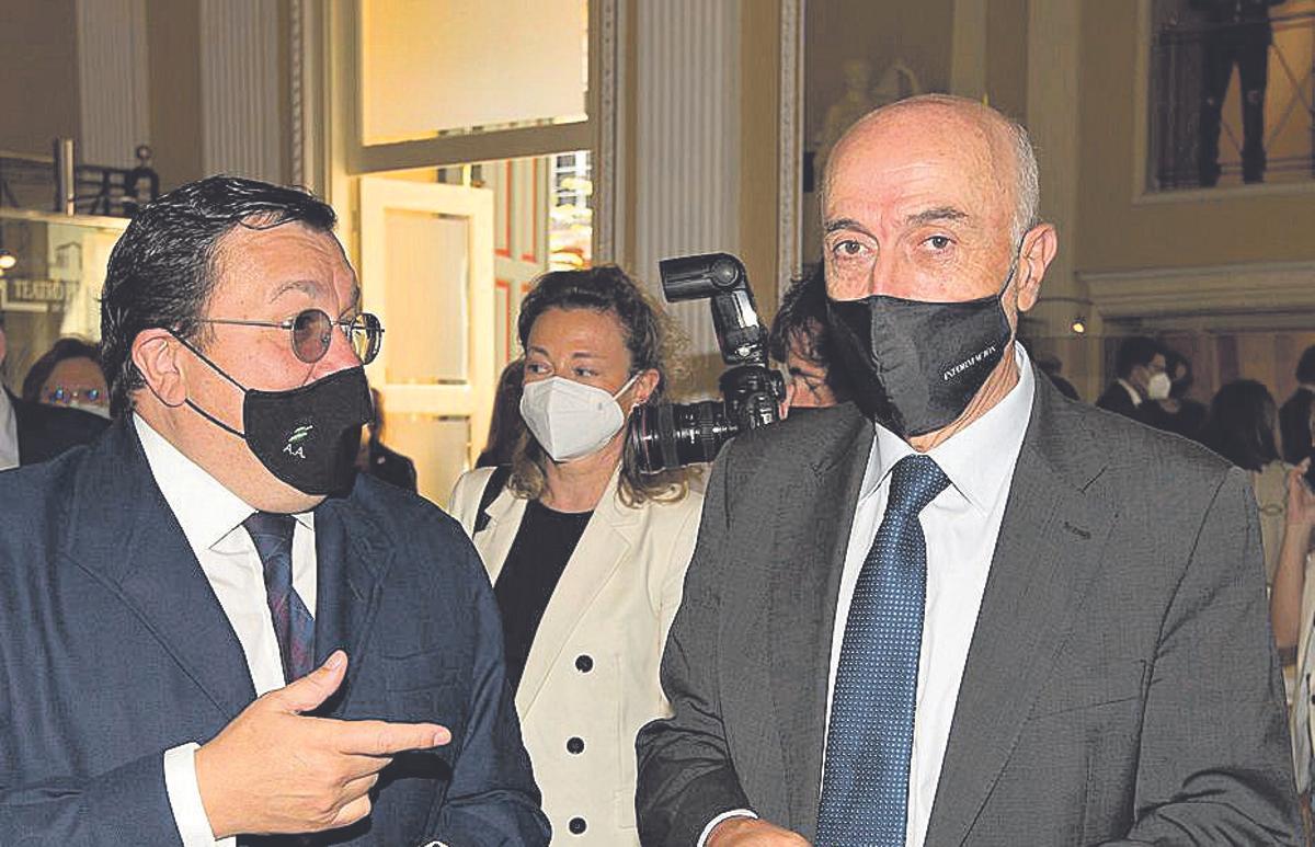 El consejero delegado del grupo Vectalia, Antonio Arias, charla con Juan Antonio López Ruiz de Zuazo, en el vestíbulo del Principal durante la gala de entrega de los premios «Importantes» en su 36 edición.