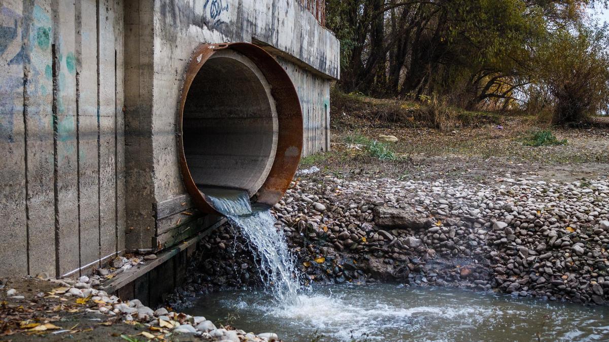 Las aguas residuales contienen contaminantes , agentes patógenos y bacterias.