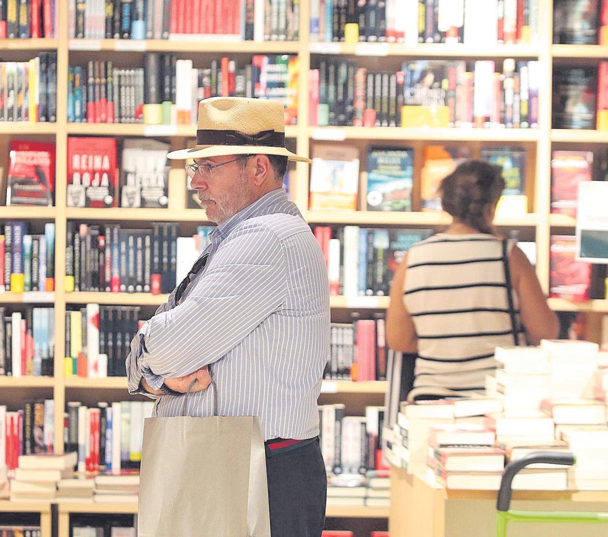 Las librerías atraen más clientes en la época estival.