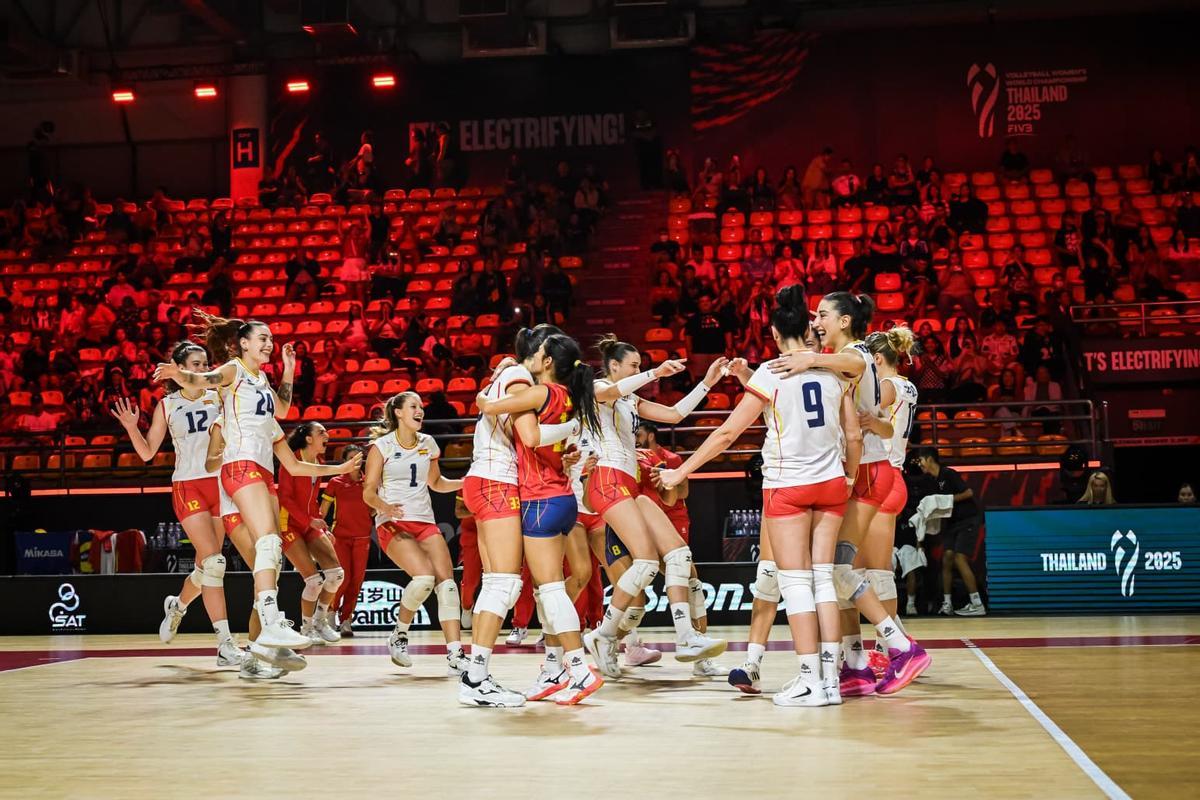 La selección española de voleibol celebra su victoria ante Bulgaria en Tailandia.