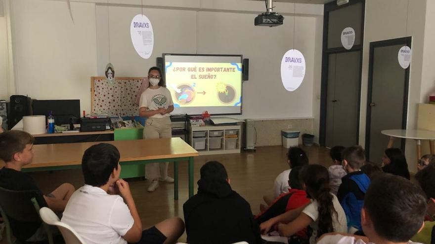 Una de las charlas impartidas en el aula, en este caso para incidir en la importancia de un buen descanso.